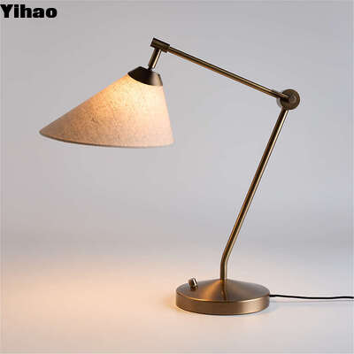 Lampu Meja Kuningan Kuno yang Dibakar dengan Bayangan Linen Alam dan Desain Bentuk Drum untuk Ruang Tamu