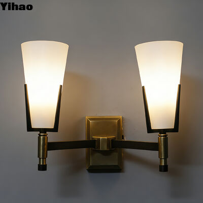Modern Kuningan Finish Wall Lamp dengan 2700K Warm White Light dan Desain Disesuaikan untuk Ruang Dalam ruangan