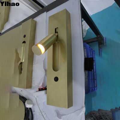 Lampu dinding kuningan modern dengan 3500K cahaya putih hangat untuk ruang tamu dan hotel